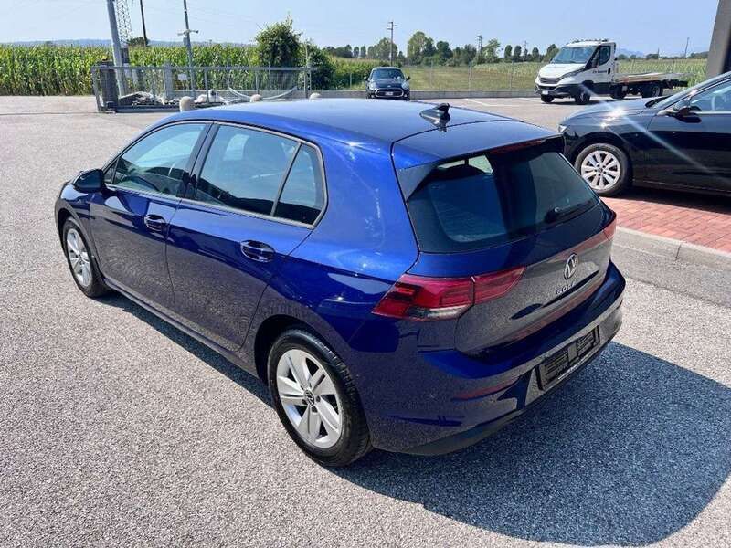 Usata VW Golf VIII Life 110 CV (80 kW) 2022 Blu Berlina