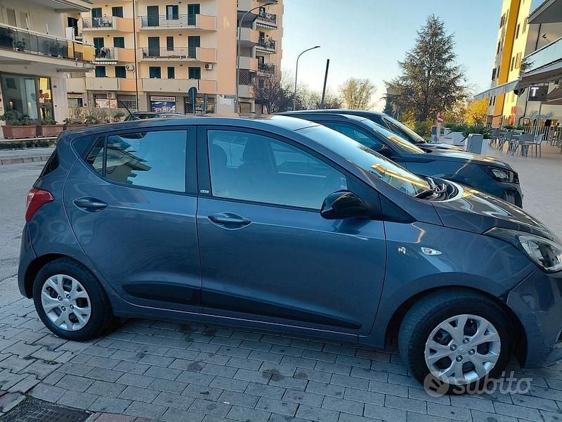 Begagnad Hyundai i10 Comfort 66 HK (48 kW) 2015 Grå Halvkombi