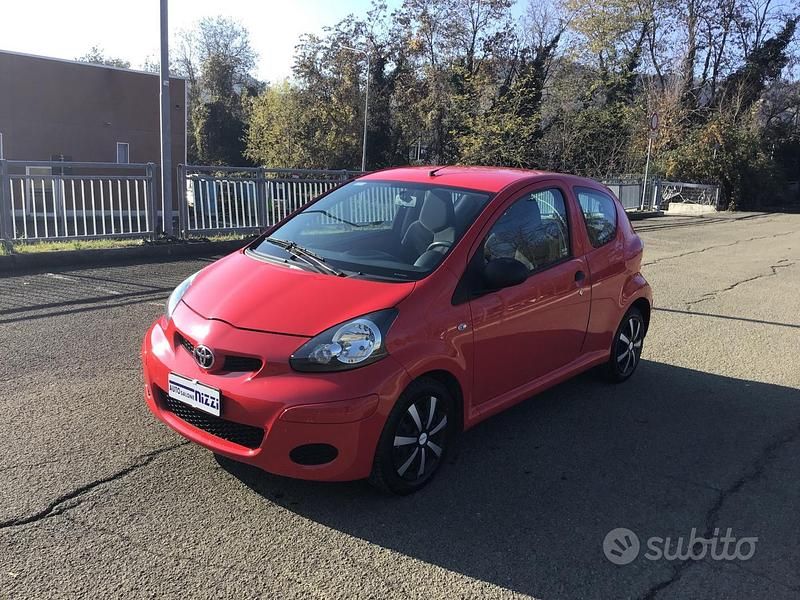 Usata Toyota Aygo Sol 67 CV (49 kW) 2009 Rosso Utilitaria