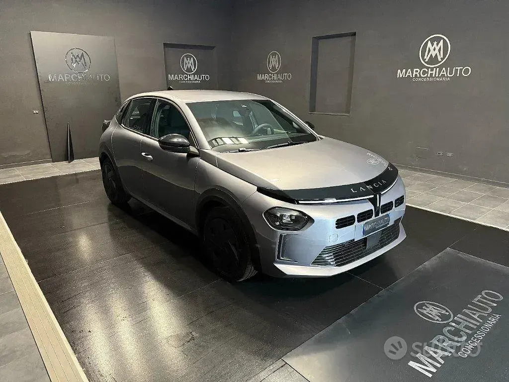 Usata Lancia Ypsilon 101 CV (74 kW) 2024 Grigio Utilitaria