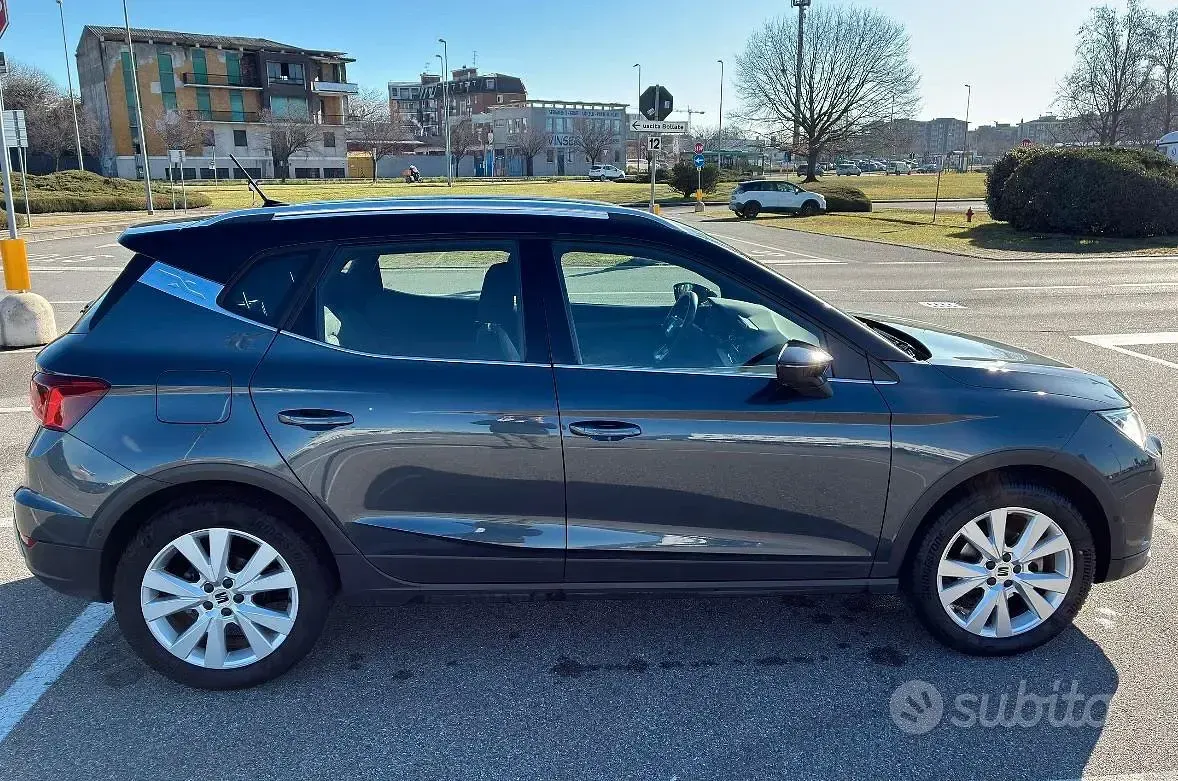 Usata Seat Arona Xperience 110 CV (80 kW) 2023 Grigio SUV