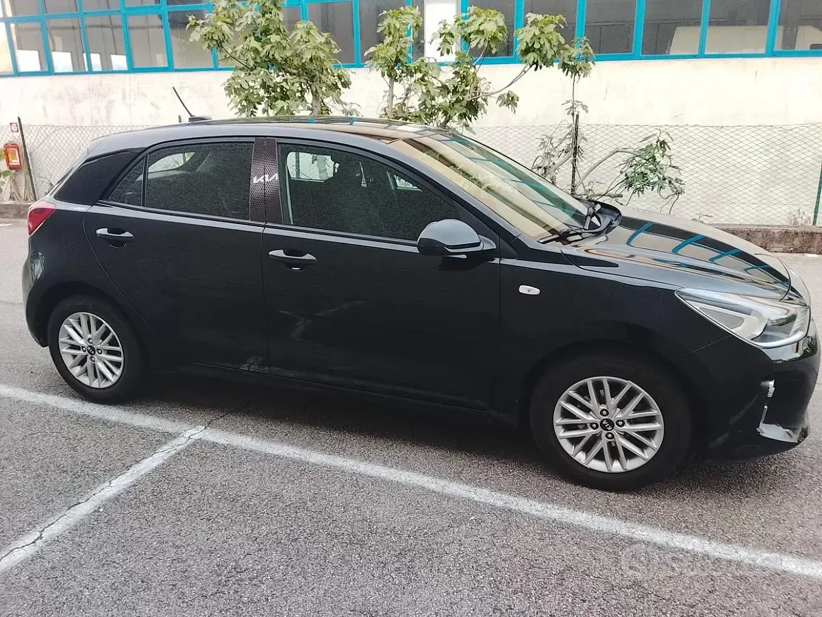 Usado Kia Rio 84 HP (61 kW) 2019 Preto Sedan