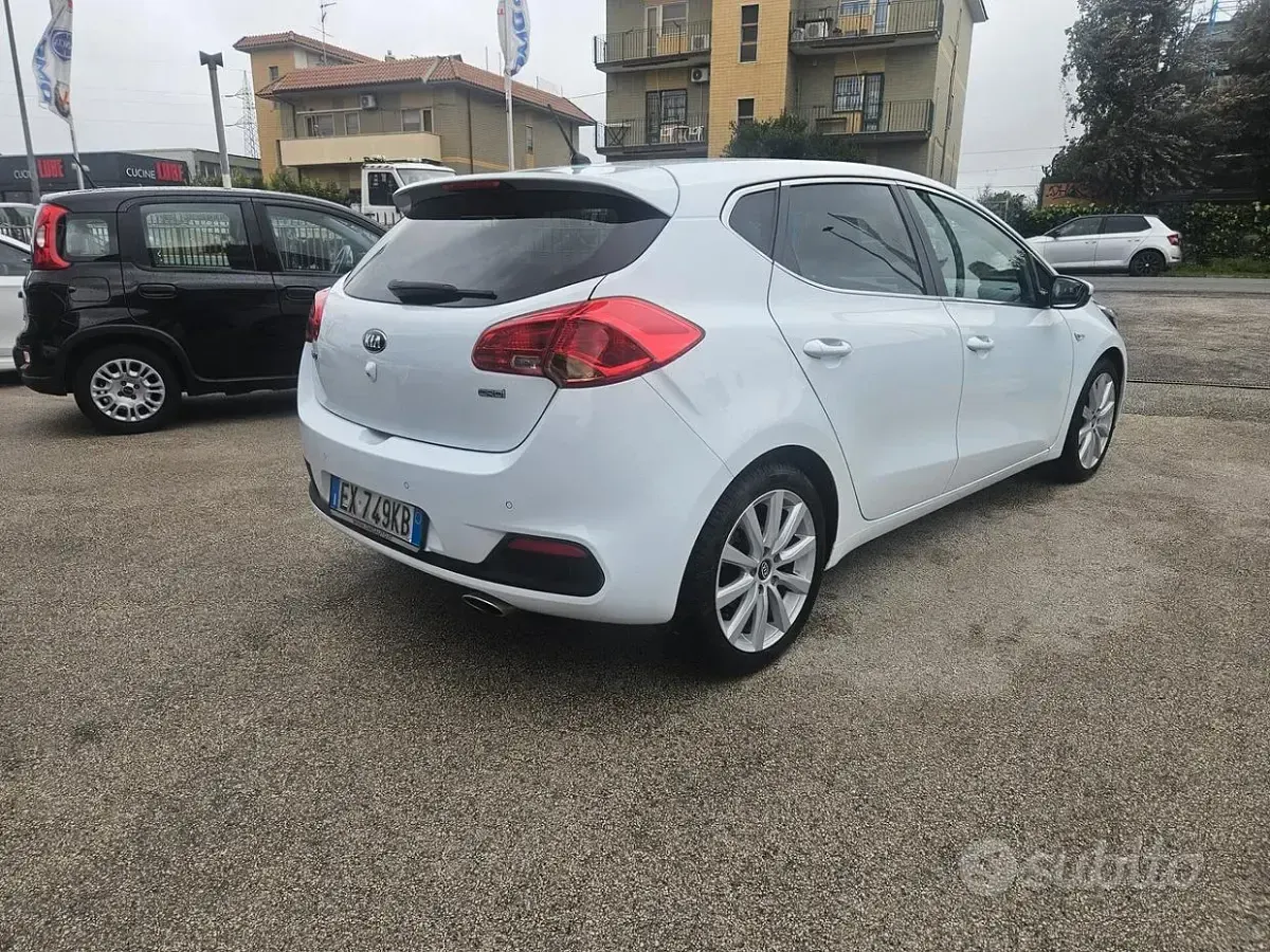 Begagnad Kia Ceed 90 HK (66 kW) 2015 Vit Halvkombi