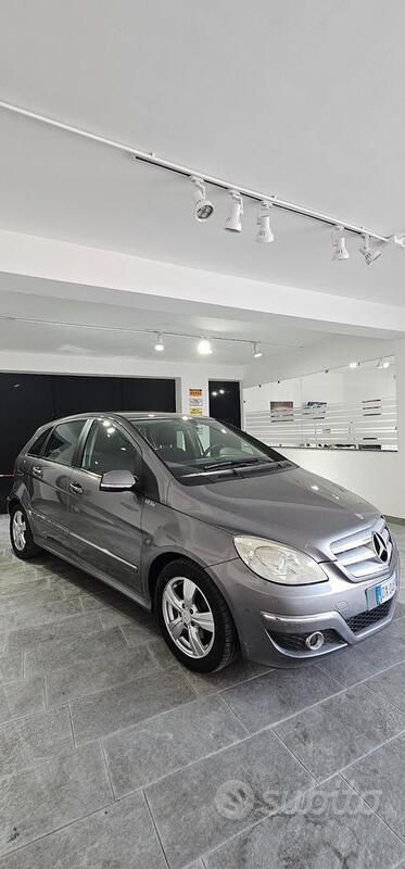 Usata Mercedes B200 140 CV (102 kW) 2009 Grigio Monovolume