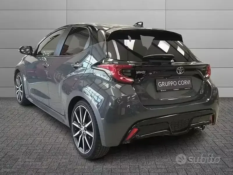 Nuova Toyota Yaris Hybrid Sport 131 CV (96 kW) 2025 Grigio Berlina