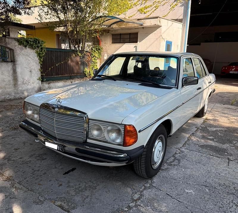 Usata Mercedes 200 94 CV (69 kW) 1979 Bianco Berlina