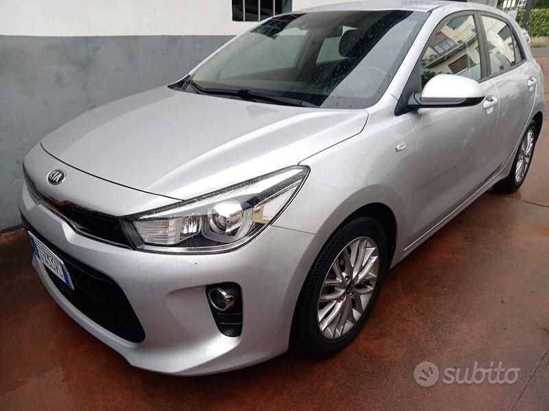 Usata Kia Rio Active 84 CV (61 kW) 2017 Grigio Berlina