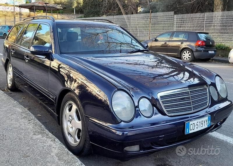Usata Mercedes E220 136 CV (100 kW) 2000 Blu Station wagon