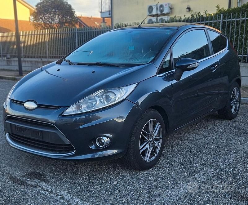Usata Ford Fiesta 97 CV (71 kW) 2010 Blu Utilitaria