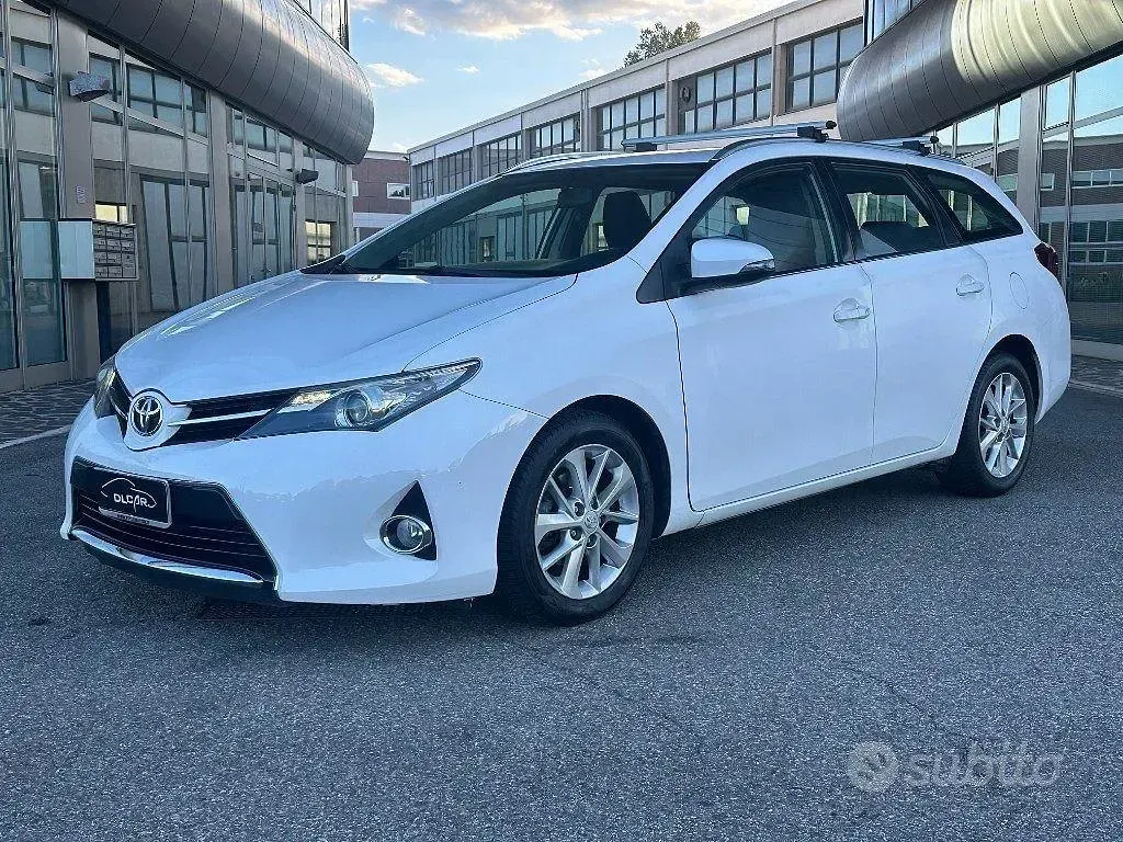 Usata Toyota Auris Touring Sports Lounge 90 CV (66 kW) 2014 Bianco Station wagon