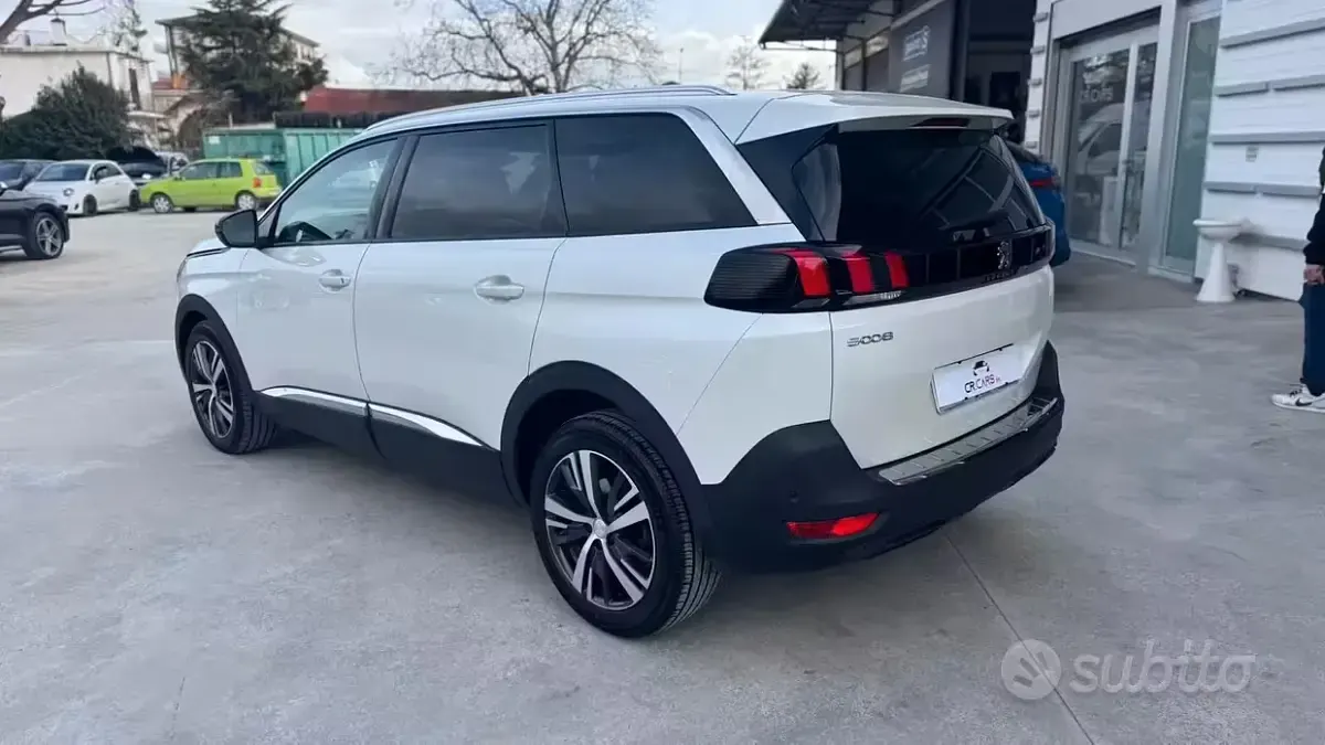Usata Peugeot 5008 Allure 131 CV (96 kW) 2023 Bianco SUV