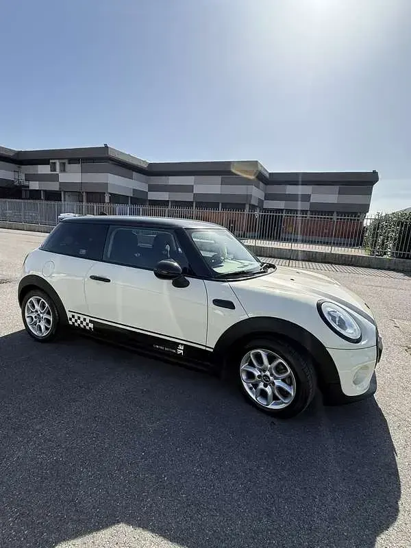 Usata Mini ONE 102 CV (75 kW) 2016 Bianco Utilitaria