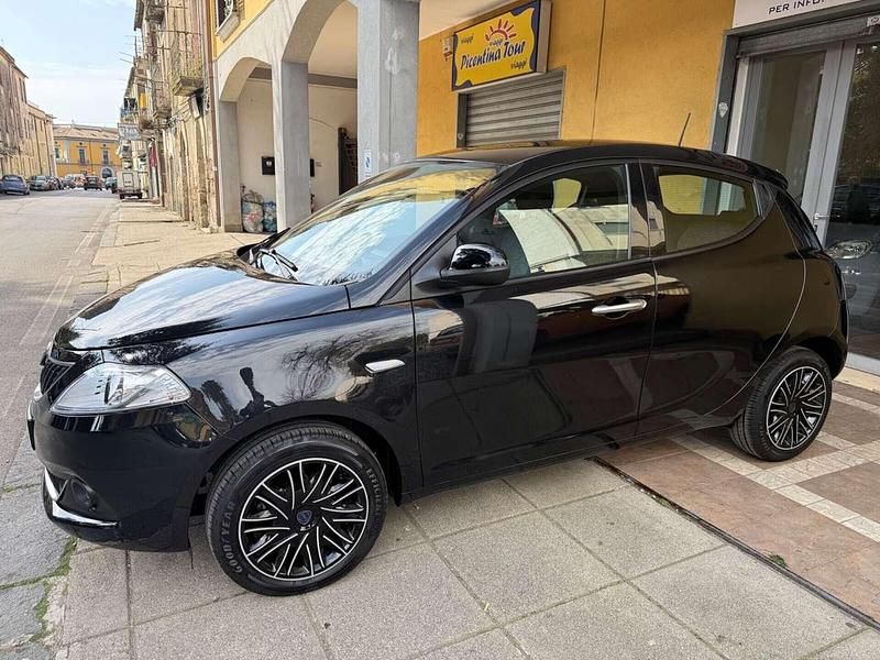Usata Lancia Ypsilon Gold 69 CV (50 kW) 2023 Nero Utilitaria