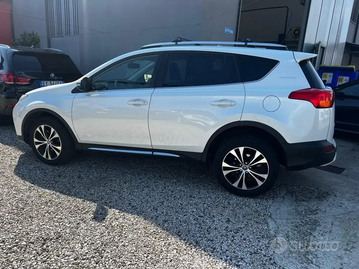 Usata Toyota RAV4 Lounge 150 CV (110 kW) 2015 Bianco SUV
