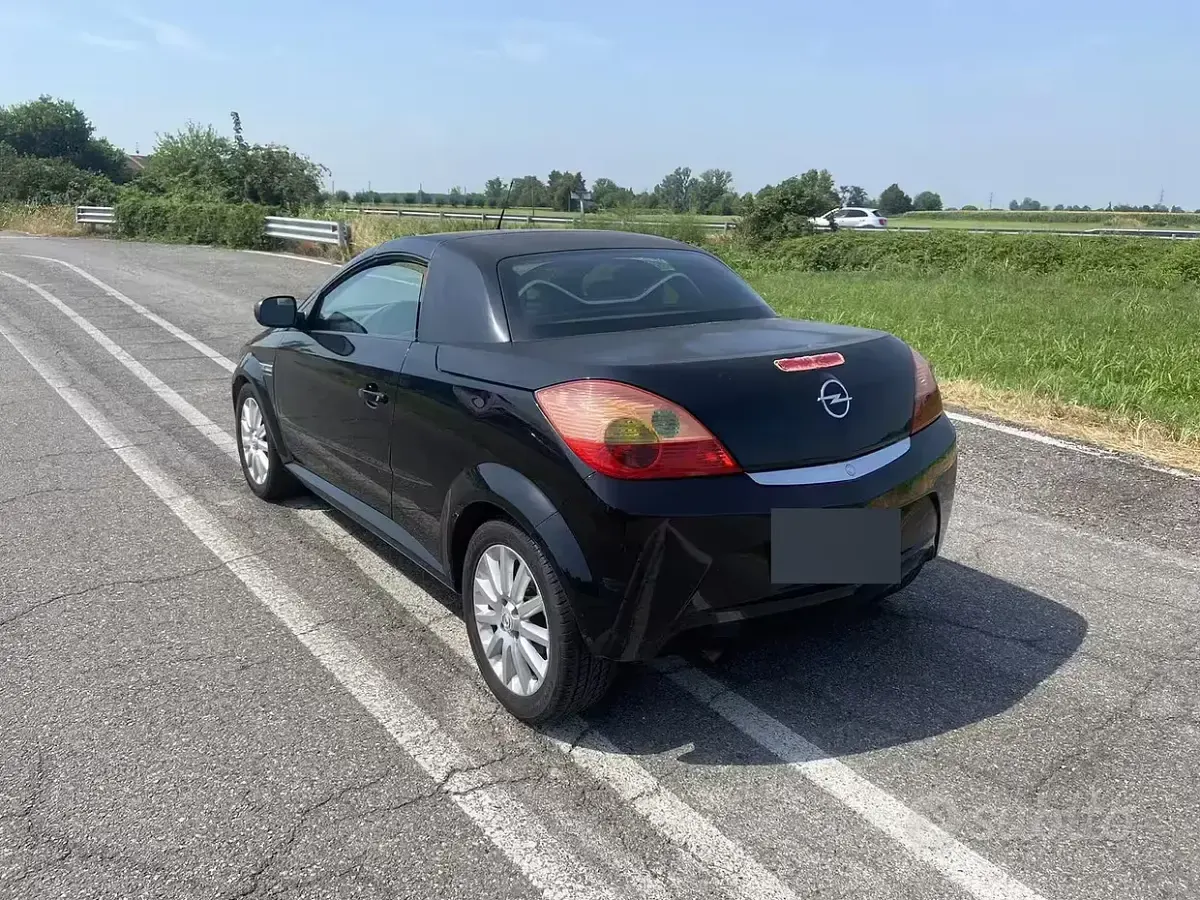 Usata Opel Tigra 90 CV (66 kW) 2005 Nero Cabrio