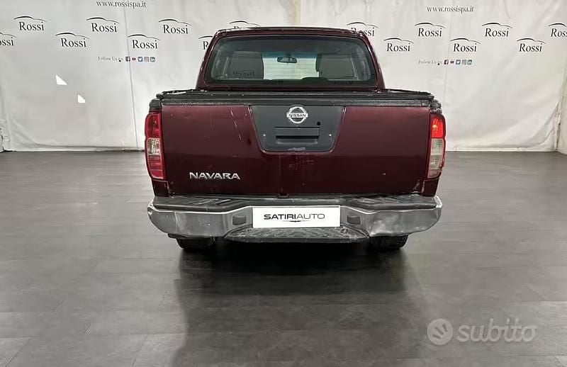 Usata Nissan Navara XE 174 CV (127 kW) 2006 Prugna Pick-up