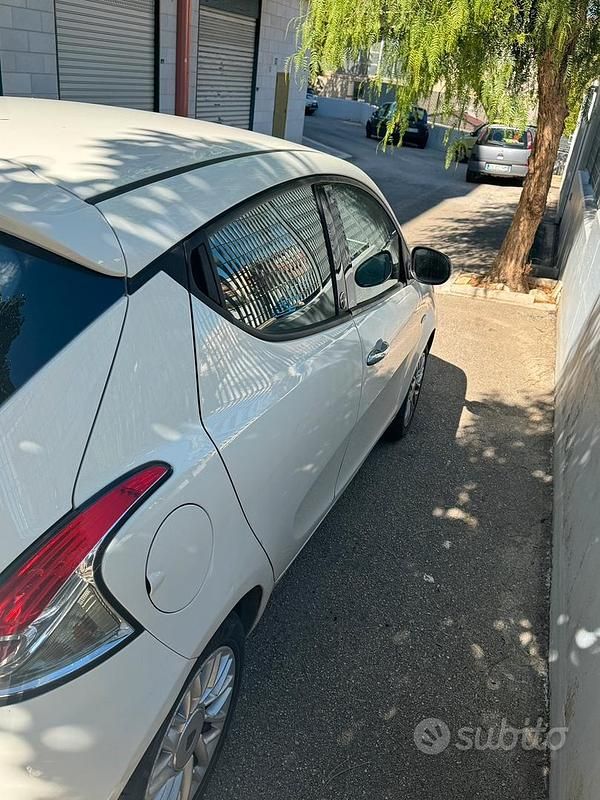 Usata Lancia Ypsilon 69 CV (50 kW) 2015 Bianco Utilitaria