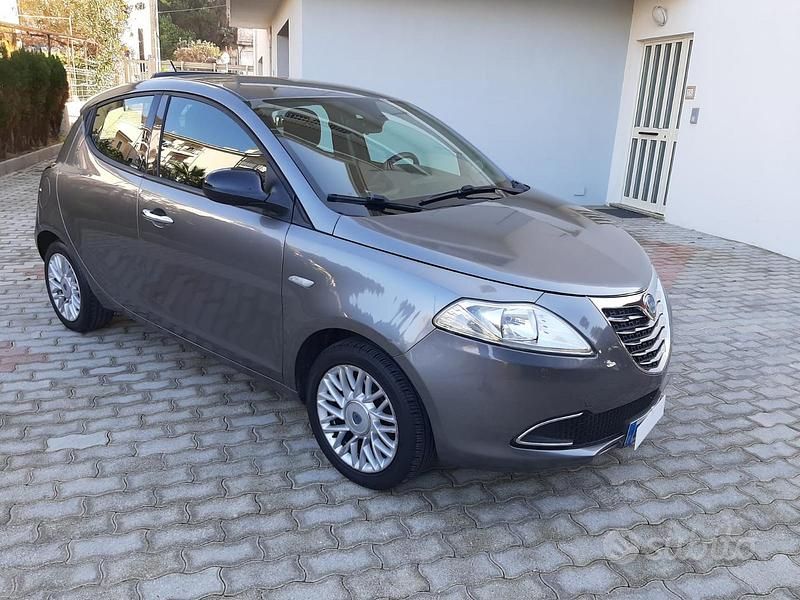 Usata Lancia Ypsilon 69 CV (50 kW) 2014 Grigio Utilitaria