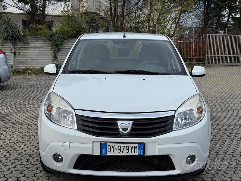 Bianco Usata 2010 Dacia Sandero Lauréate Tre volumi | 2699 € (Ottimo prezzo) - Immagine 1/4