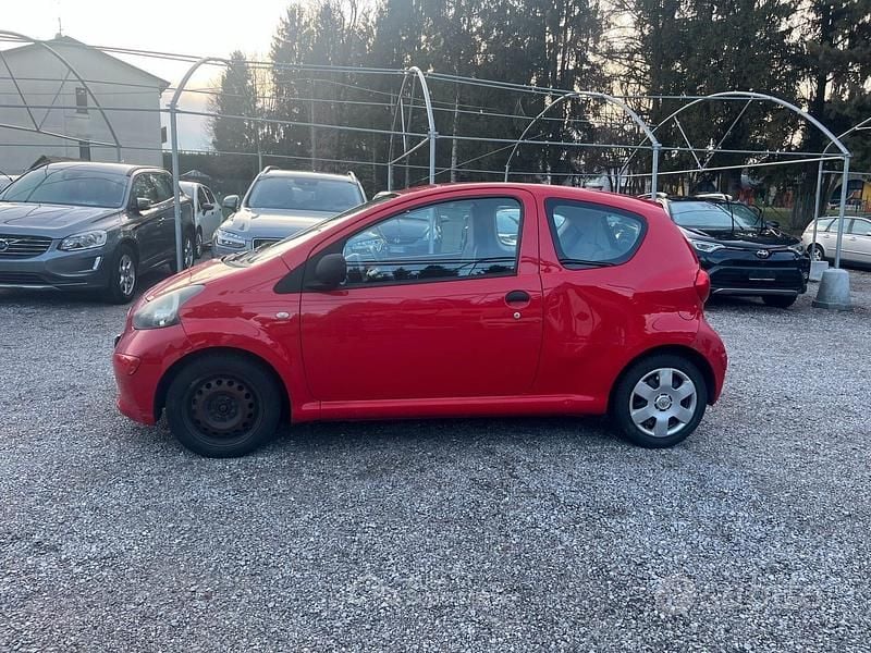 Usata Toyota Aygo 68 CV (50 kW) 2008 Rosso Utilitaria