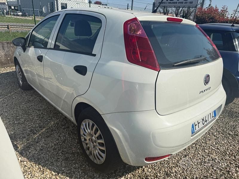 Usata Fiat Punto Lounge 69 CV (50 kW) 2016 Bianco Utilitaria