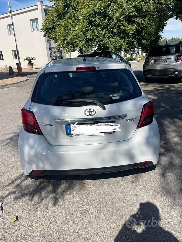 Usata Toyota Yaris 69 CV (50 kW) 2015 Bianco Berlina