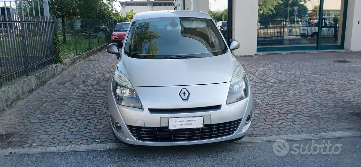 Usata Renault Scénic III 110 CV (80 kW) 2011 Grigio Monovolume