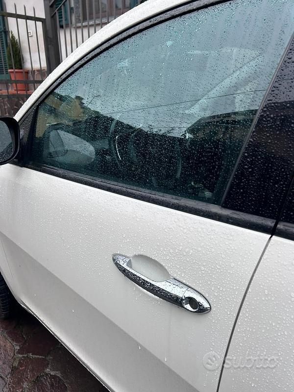 Usata Lancia Ypsilon 69 CV (50 kW) 2015 Bianco Utilitaria