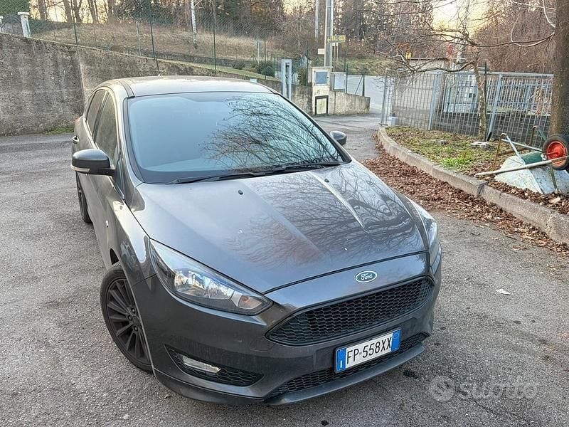 Grigio Usata 2016 Ford Focus ST-Line Berlina | 10.000 € (Molto cara) - Immagine 1/4
