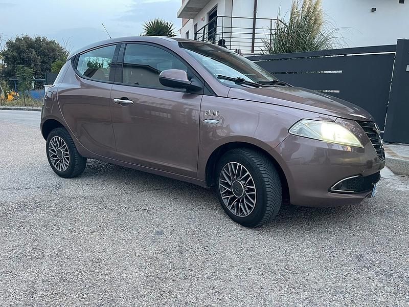 Usata 2015 Lancia Ypsilon Due volumi | 6500 € (Cara) - Immagine 1/4