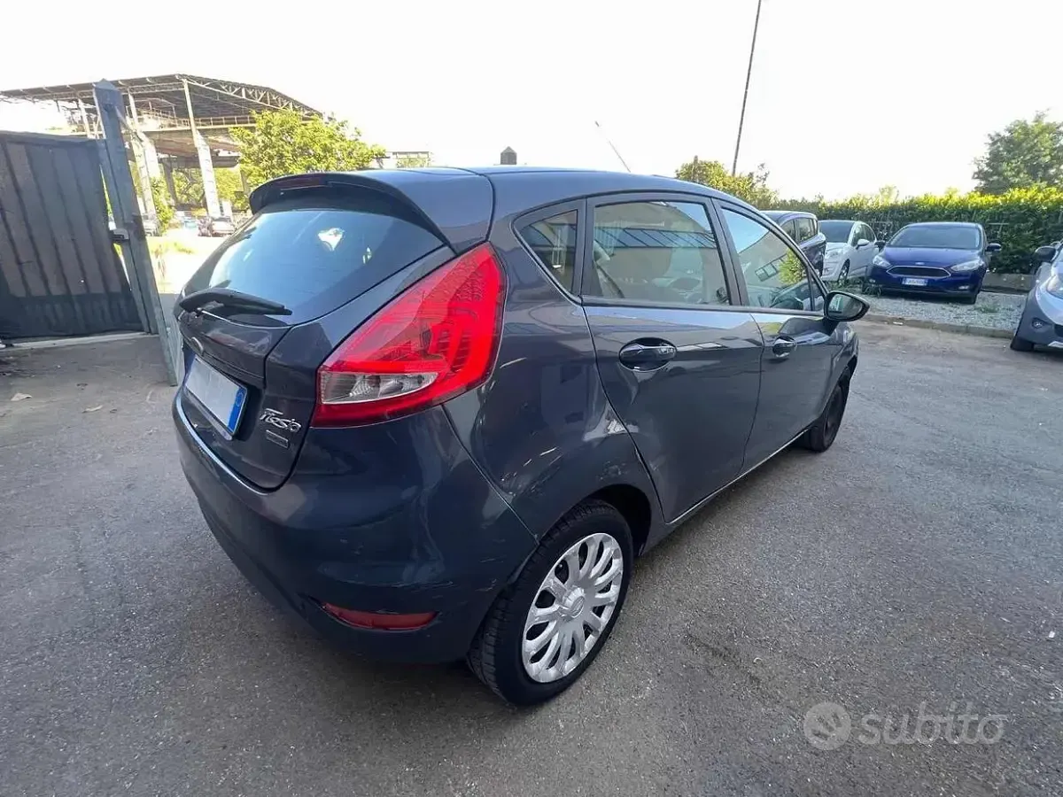 Usata Ford Fiesta Titanium 68 CV (50 kW) 2011 Grigio Berlina
