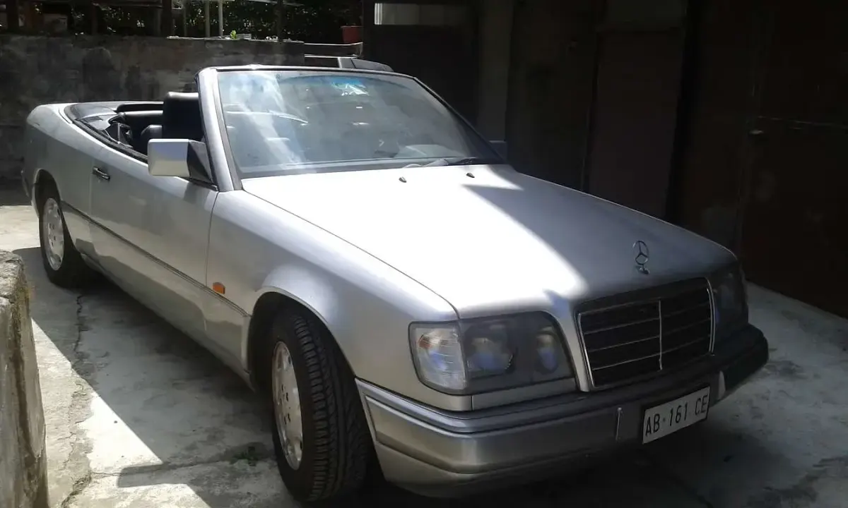 Usata Mercedes E300 220 CV (161 kW) 1994 Argento Cabrio