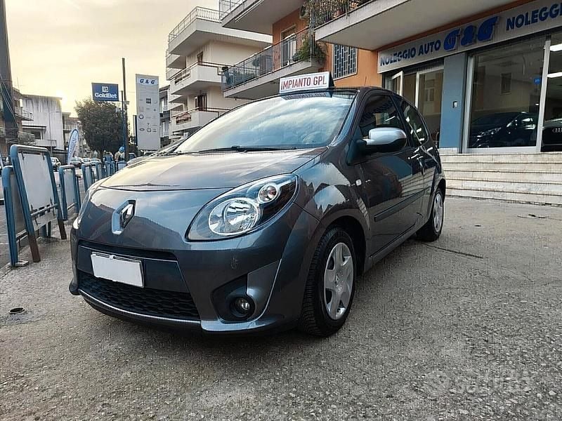 Grigio Usata 2011 Renault Twingo Due volumi | 3999 € (Buon prezzo) - Immagine 1/4