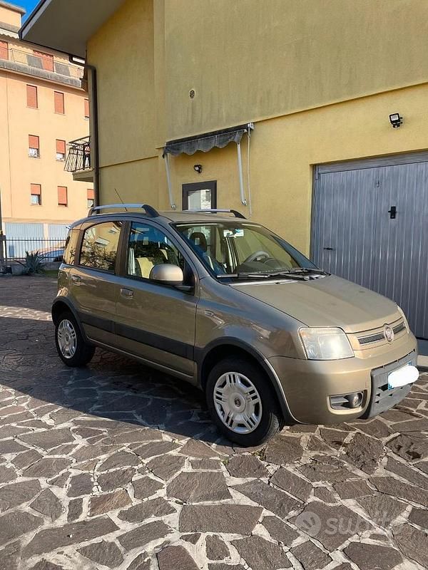 Usata Fiat Panda Climbing 77 CV (56 kW) 2011 Oro Utilitaria