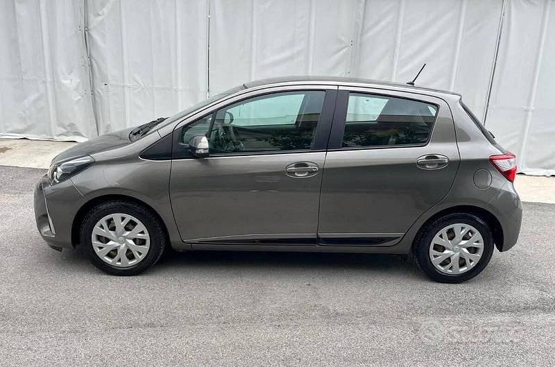 Usata Toyota Yaris Active 69 CV (50 kW) 2018 Marrone Berlina