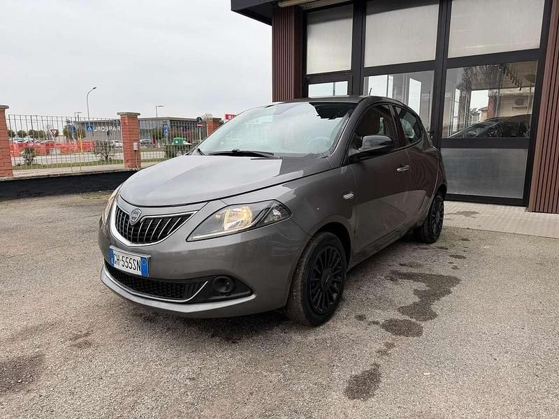 Usata Lancia Ypsilon Silver 69 CV (50 kW) 2022 Grigio Utilitaria
