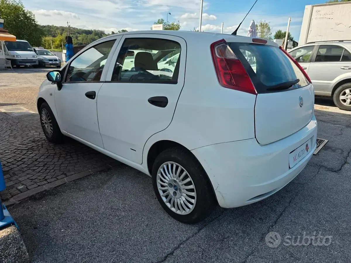 Usata Fiat Grande Punto 65 CV (47 kW) 2007 Bianco Utilitaria