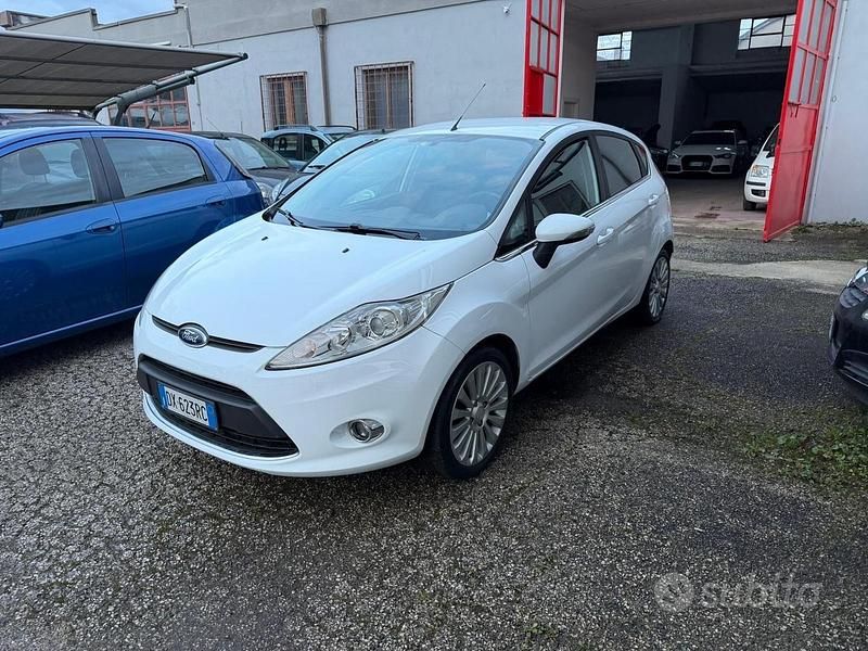 Usata Ford Fiesta Titanium 96 CV (70 kW) 2009 Bianco Utilitaria
