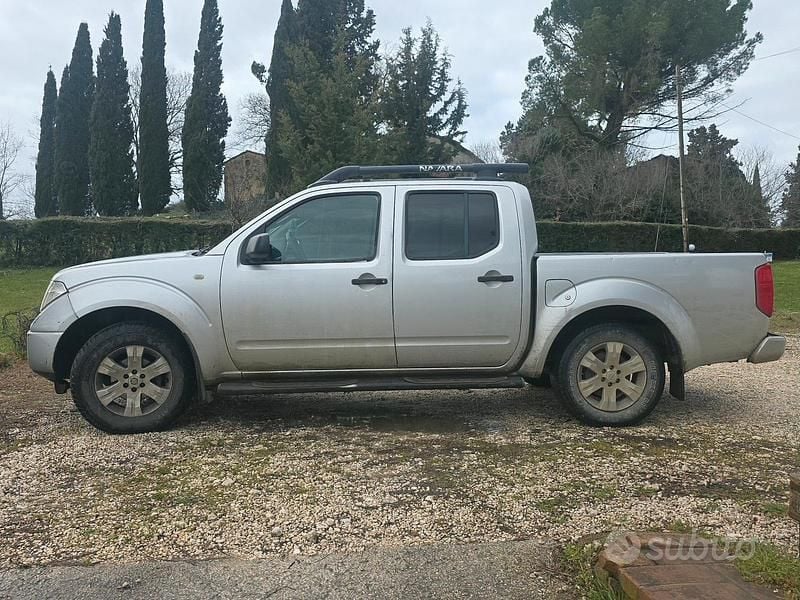 Usata Nissan Navara 174 CV (127 kW) 2005 Grigio Pick-up