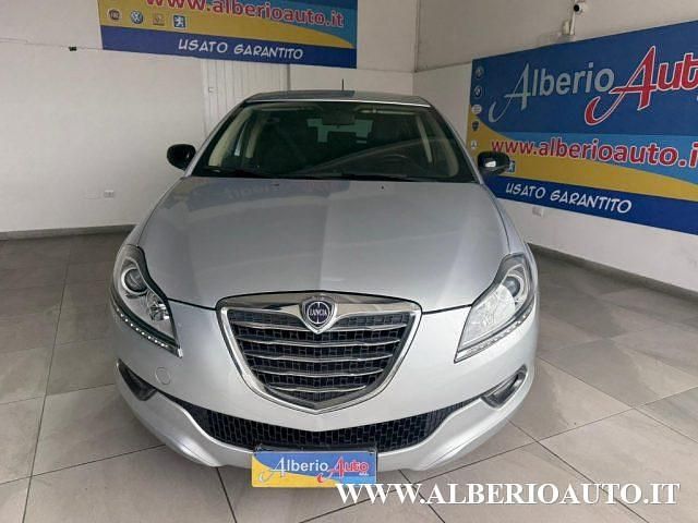 Usado Lancia Delta Silver 120 CV (88 kW) 2011 Plateado Utilitario