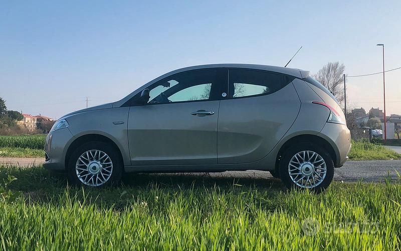 Usado Lancia Ypsilon Gold 85 HP (62 kW) 2015 Bege Citadino