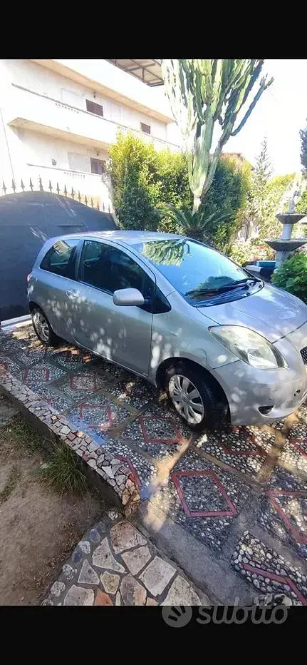 Usata Toyota Yaris 69 CV (50 kW) 2007 Grigio Utilitaria
