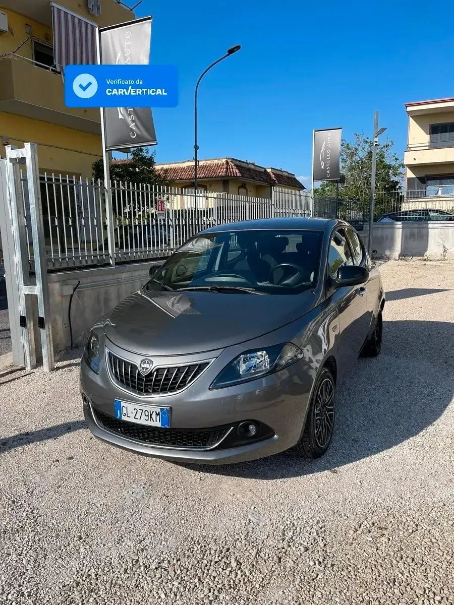 Usata Lancia Ypsilon Gold 69 CV (50 kW) 2022 Grigio Utilitaria