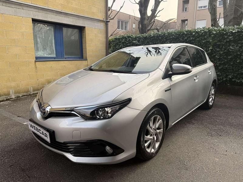 Usata Toyota Auris Hybrid Lounge 99 CV (72 kW) 2018 Argento Berlina