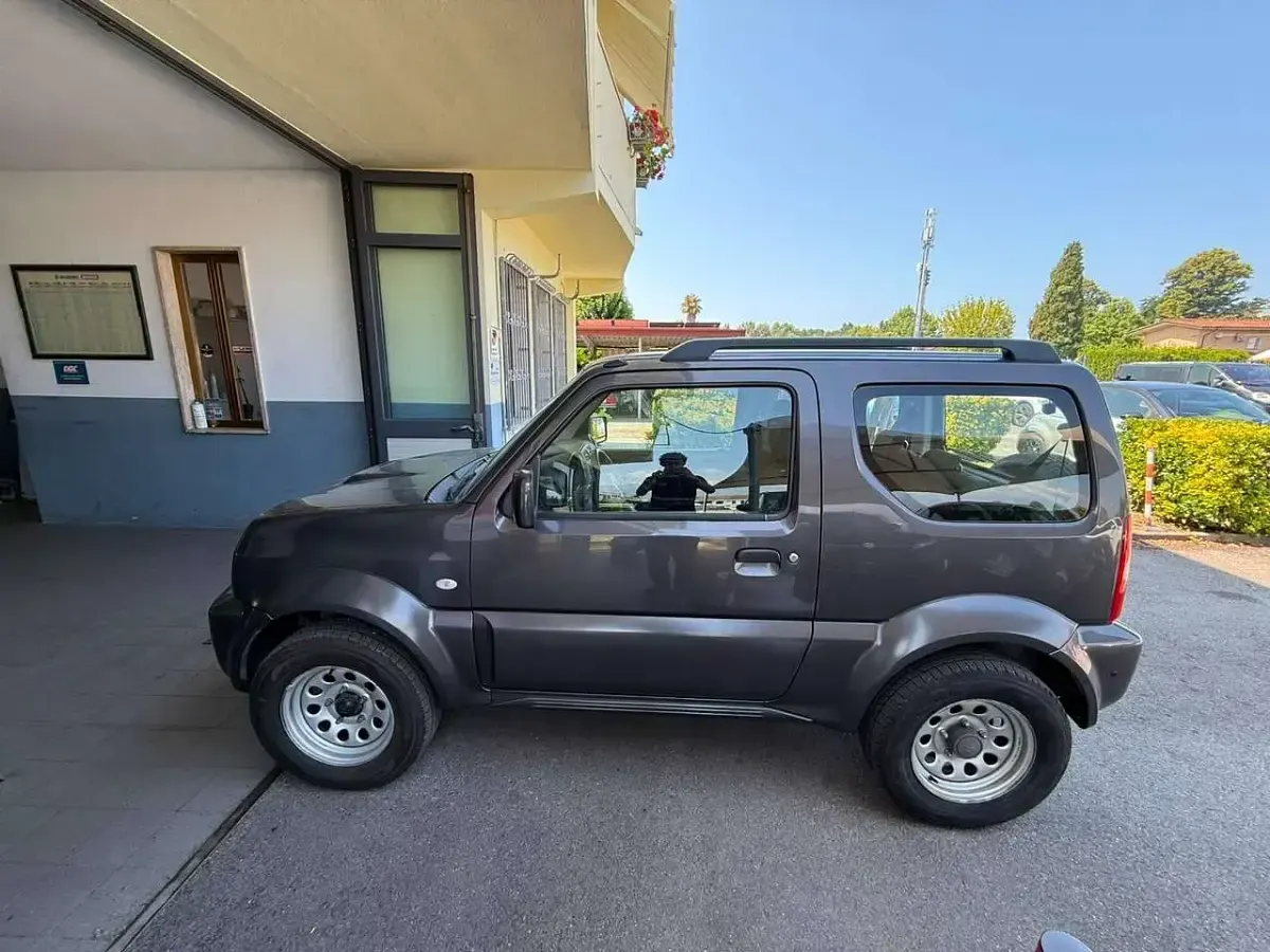 Usata Suzuki Jimny 86 CV (63 kW) 2013 Grigio SUV