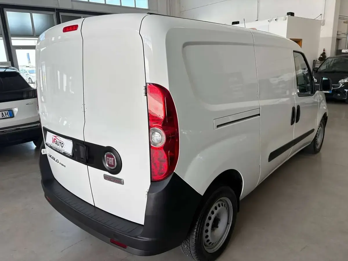 Usata Fiat Doblò Easy 120 CV (88 kW) 2023 Bianco Monovolume