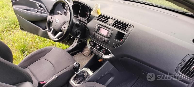 Usata Kia Rio 75 CV (55 kW) 2014 Nero Berlina