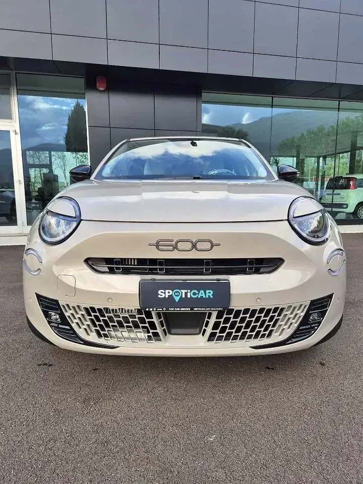 Usata Fiat 600 La Prima 101 CV (74 kW) 2025 Beige SUV