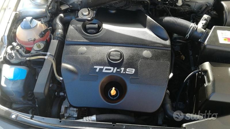 Grigio Usata 2002 Seat Leon Tre volumi | 3000 € - Immagine 1/4