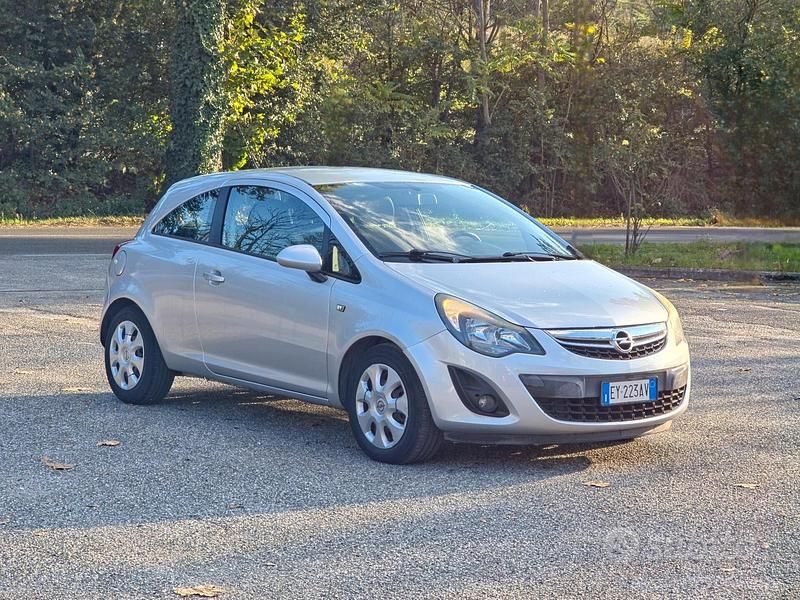 Argento Usata 2015 Opel Corsa Tre volumi | 6400 € (Buon prezzo) - Immagine 1/4